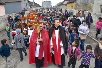 Kristus kráčal pomedzi chatrče a odpadky (fotogaléria)
