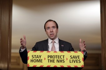 Britský minister zdravotníctva podal demisiu za porušenie pravidiel lockdownu