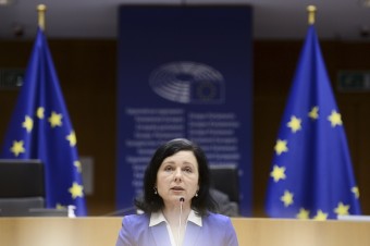 Jourová: Bolo by lepšie, keby maďarský homofóbny zákon nevstúpil do platnosti