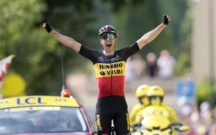 V 11. etape triumfoval belgický cyklista Wout van Aert z tímu Jumbo-Visma