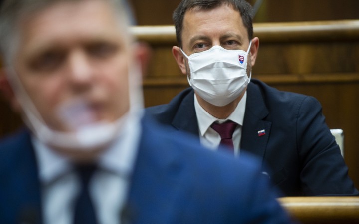 Hazarduje s ľudskými životmi, aby vytĺkol politický kapitál