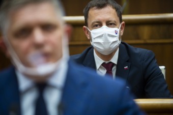 Hazarduje s ľudskými životmi, aby vytĺkol politický kapitál