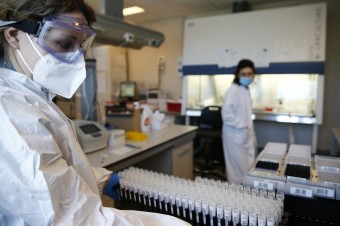 V Česku už dominuje delta, objavili ho v 80 percentách vzoriek