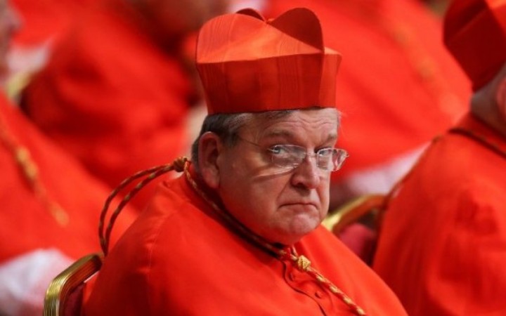 Americký kardinál Burke spochybňuje oprávnenie pápeža obmedziť tradičnú omšu