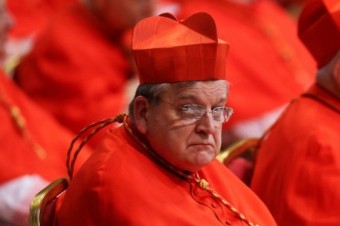 Americký kardinál Burke spochybňuje oprávnenie pápeža obmedziť tradičnú omšu