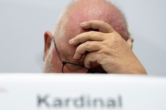 Kardinál Marx je naďalej pripravený odstúpiť. Nie všetci mu za to tlieskajú