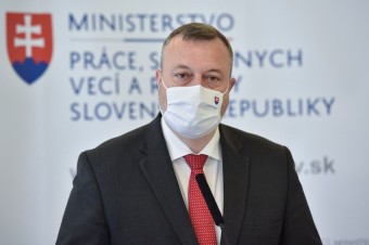 Krajniak predstavil rodičovský bonus, má vytvoriť sekeru 200 miliónov