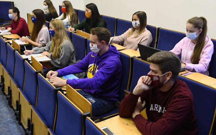 Zo života po škole majú obavy. Chýba im prax aj komunikačné schopnosti