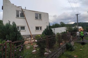 V obci Petkovce pri Vranove nad Topľou poškodilo pár domov
