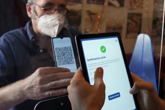 Polícia v Taliansku odhalila sieť ľudí predávajúcich falošné covid pasy