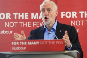 Theresa May stráca dych. Dá to Corbyn „na Trumpa“?