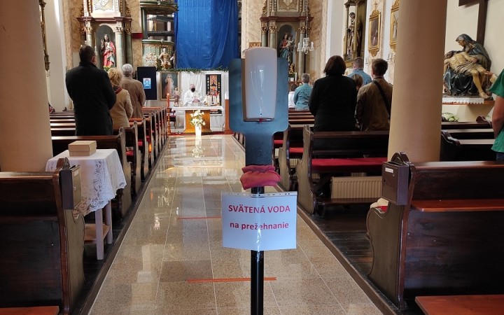 Pri zhoršení situácie bude pri bohoslužbách potrebný zoznam účastníkov