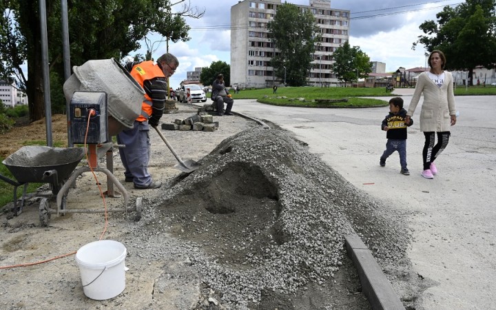 Na košickom Luníku IX upravujú cesty, chodníky i fasády