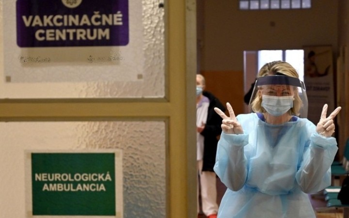 Naozaj očkovaní šíria koronavírus rovnako ako neočkovaní?