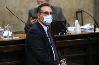Súd uznal Heinza-Christiana Stracheho za vinného, on trval na svojej nevine