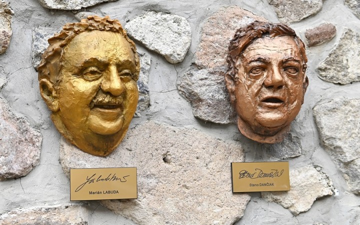 V Uličke slávnych nosov v Kremnici pribudli reliéfy hercov Labudu a Dančiaka