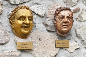V Uličke slávnych nosov v Kremnici pribudli reliéfy hercov Labudu a Dančiaka