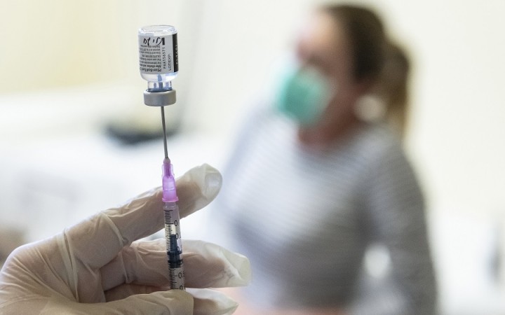 Prekonanie covidu môže údajne chrániť pred deltou lepšie ako vakcína