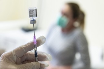 Prekonanie covidu môže údajne chrániť pred deltou lepšie ako vakcína