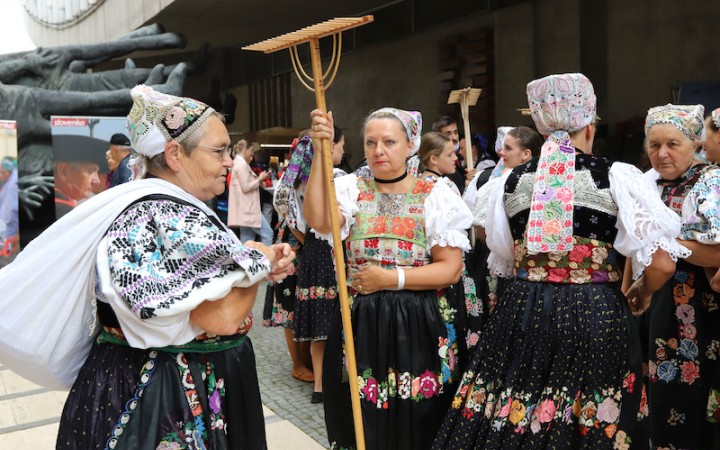 Slovenský deň kroja uvíta okolo 500 účinkujúcich folkloristov