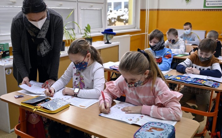Čo funguje a čo nie na potlačenie pandémie v školách?