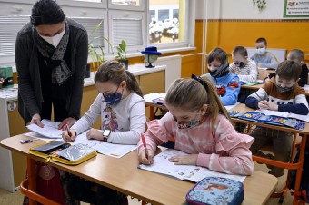 Čo funguje a čo nie na potlačenie pandémie v školách?