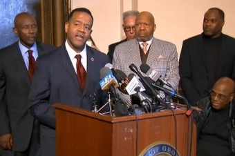 Prepustený Kelvin Cochran: Príbeh o ovocí tolerancie a slobody hnutia LGBTI