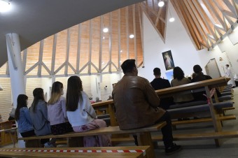 Kňazi riešia, koho pustia na omšu. Sme medzi dvoma mlynskými kameňmi, hovoria