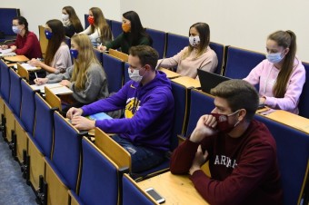 Tisíce študentov promujú s kúpenými prácami, zistila Nadácia Zastavme korupciu