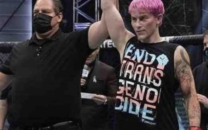 Transgender zápasníčka MMA v prvom zápase škrtením porazila svoju súperku