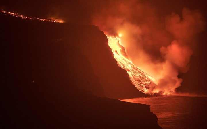 Láva zo sopky na ostrove La Palma vteká do Atlantického oceánu