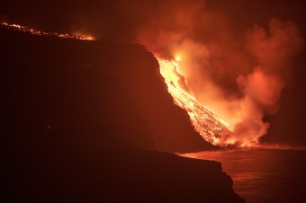 Láva zo sopky na ostrove La Palma vteká do Atlantického oceánu