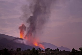 Tisíce ľudí na španielskom ostrove La Palma sú v lockdowne
