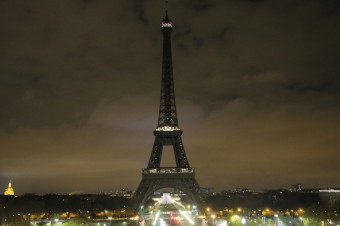 Parížsku Eiffelovu vežu museli evakuovať 