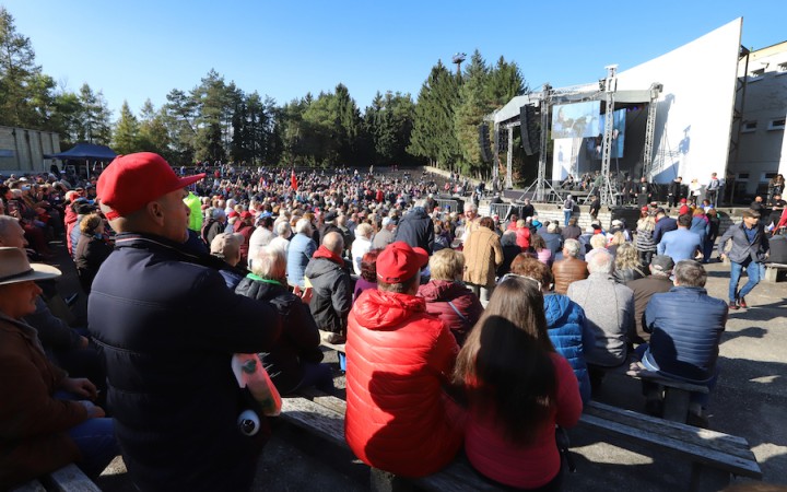 Smer zaplnil amfiteáter v Rimavskej Sobote, podľa koalície Fico premoruje mesto