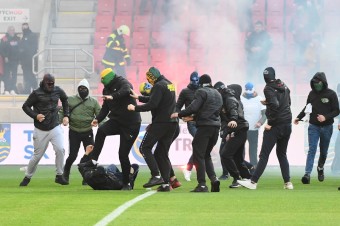 Derby medzi Spartakom a Slovanom nedohrali pre vyčíňanie fanúšikov