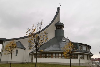 V Dúbravke strelnou zbraňou poškodili okná a dvere kostola (+ foto)