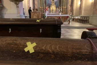 Katolícki biskupi všeobecný dišpenz od omší neplánujú, rozhoduje sa lokálne
