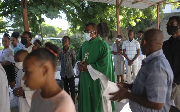 Omša na Haiti za unesených amerických a kanadských misionárov 