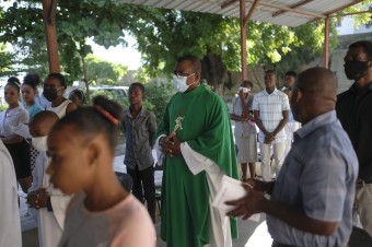 Omša na Haiti za unesených amerických a kanadských misionárov 