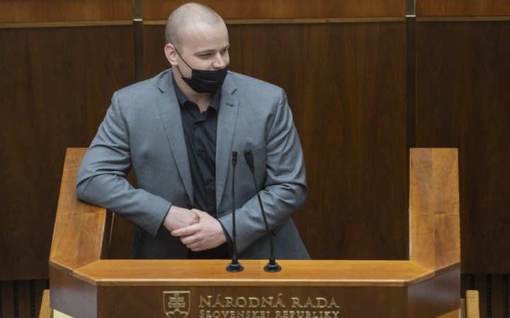 Mazurek si nedal respirátor, vykázali ho, no odmietol opustiť rečnícky pult