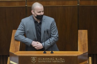 Mazurek si nedal respirátor, vykázali ho, no odmietol opustiť rečnícky pult