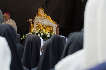 Stála Matka bolestivá. Pri kríži, aj pri našom národe