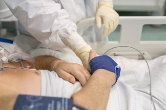 Biskup Milan Lach hovorí, prečo sú podľa neho naši zdravotníci svätci