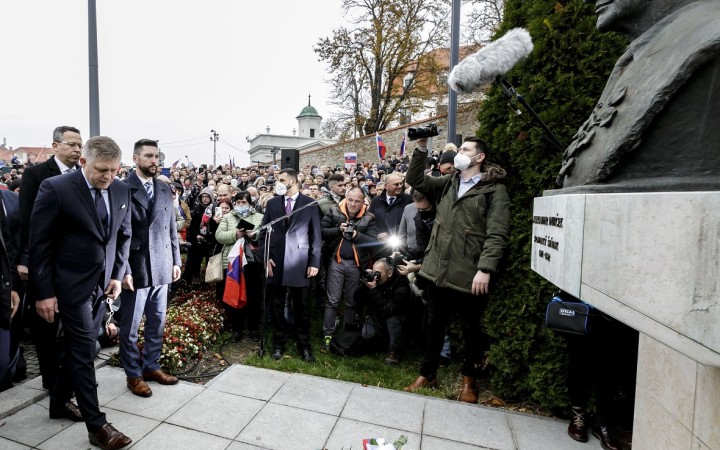 Fico položil vence k pamätníku Dubčeka, na protest prišli stovky ľudí
