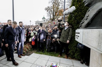 Fico položil vence k pamätníku Dubčeka, na protest prišli stovky ľudí