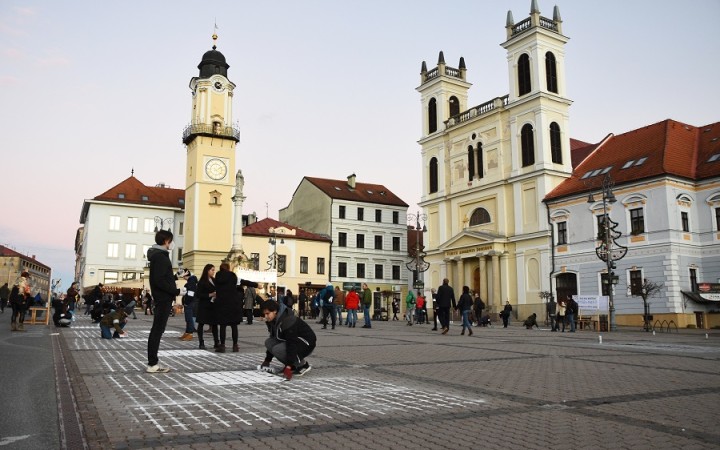 Na bystrickom Námestí SNP pribudli tisíce bielych krížov pre obete covidu