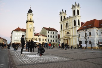 Na bystrickom Námestí SNP pribudli tisíce bielych krížov pre obete covidu