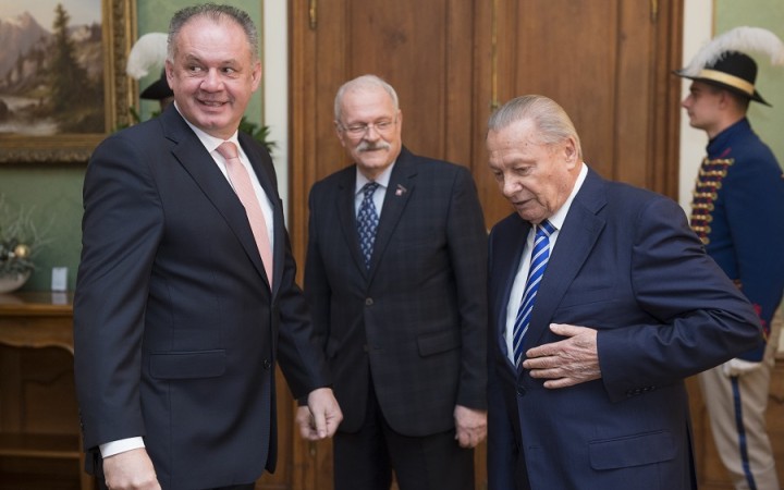 Slovenskí exprezidenti vyzvali ľudí na očkovanie, hovoria o zodpovednosti