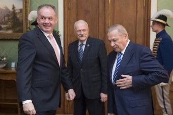 Slovenskí exprezidenti vyzvali ľudí na očkovanie, hovoria o zodpovednosti